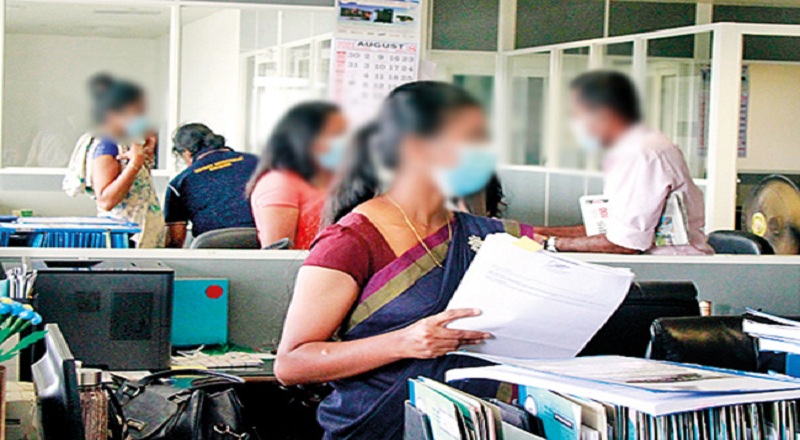 அரச ஊழியர்களுக்கே முதலில் சலுகை வழங்கப்படும் - அமைச்சர் கலாநிதி பந்துல குணவர்தன